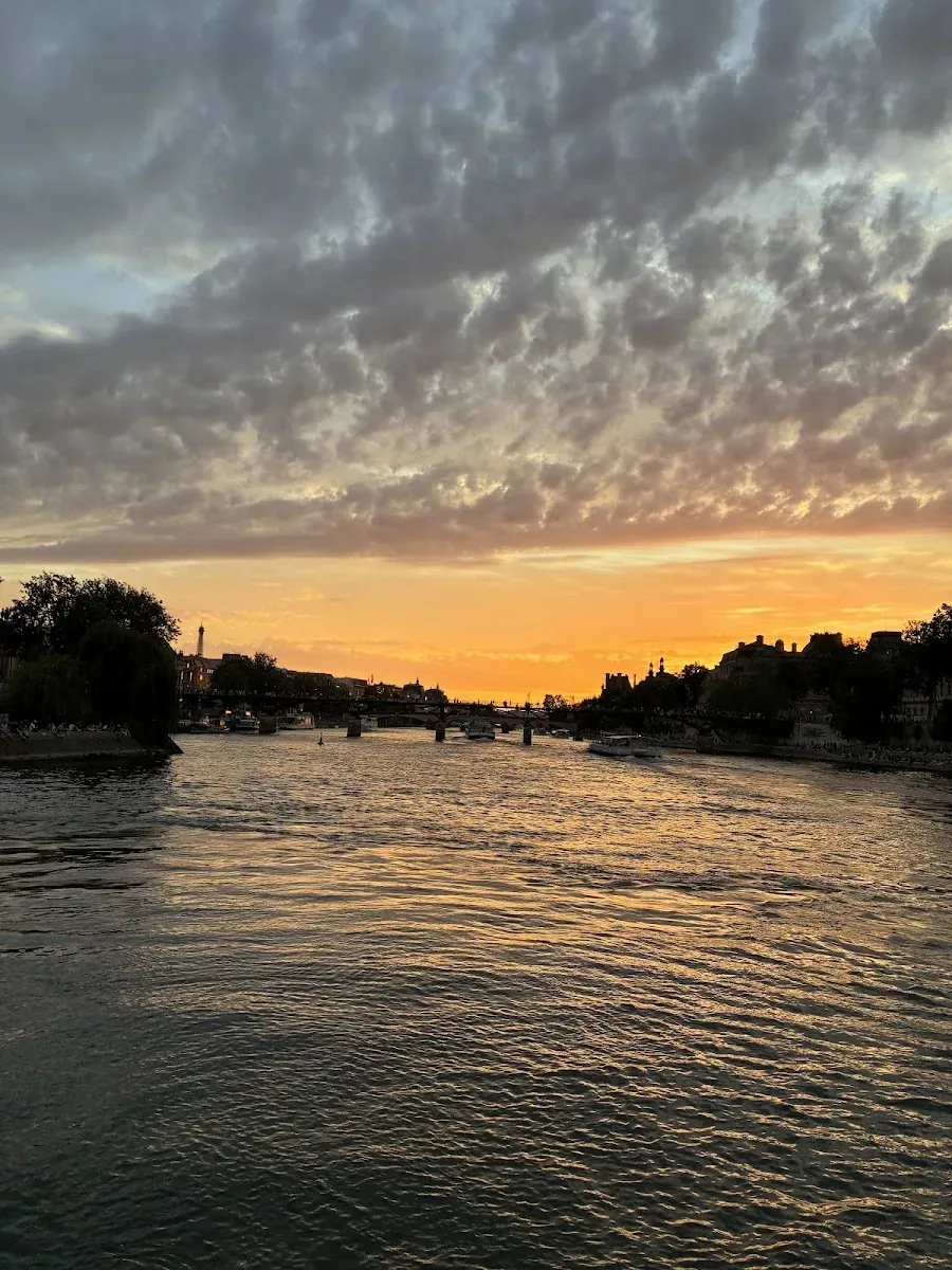 Snapshot by Wendy Harmon aboard Vedettes du Pont Neuf